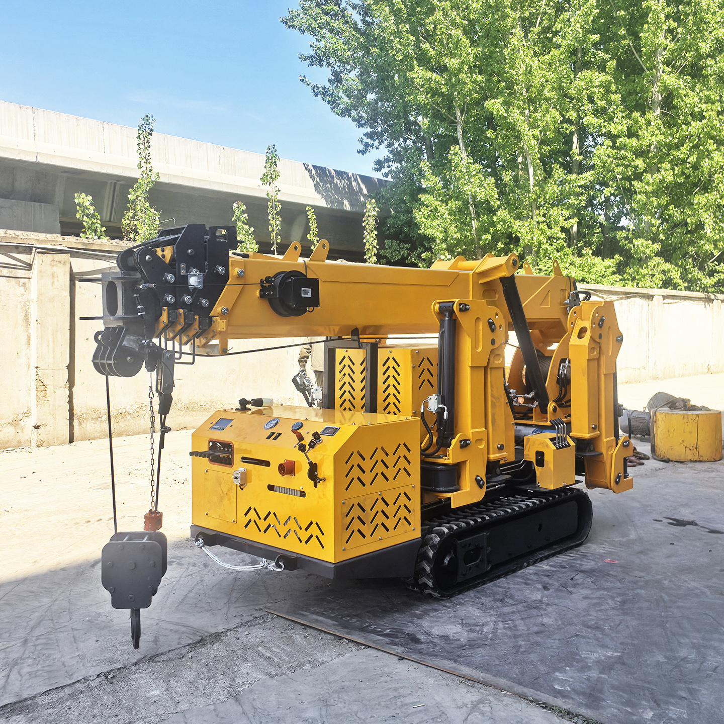رافعة عنكبوتية صغيرة بحمولة 1. - مراجعة Compact Crawler Boom Lift وسعره
