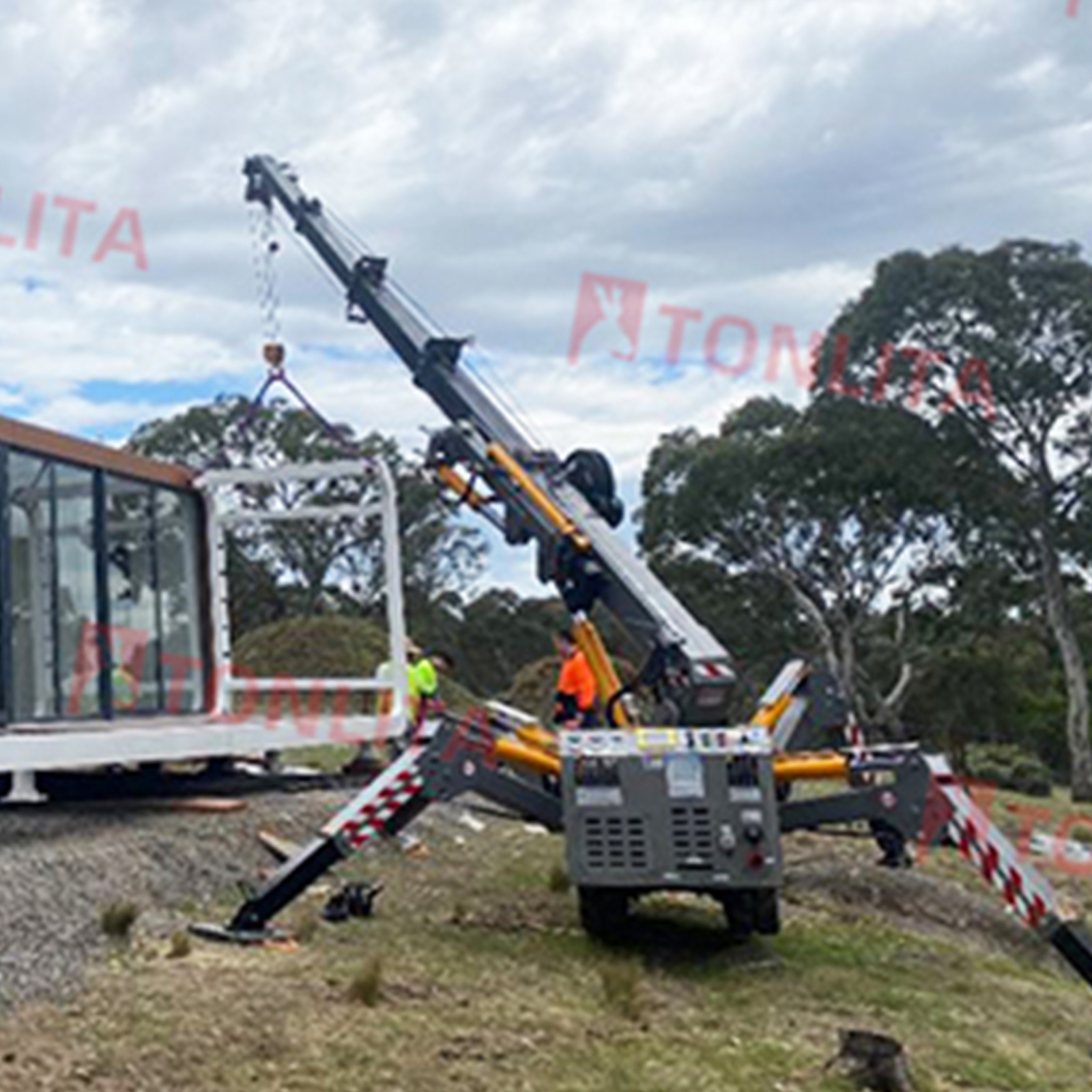 رافعة عنكبوتية زجاجية مدمجة مخ - مراجعة Compact Crawler Boom Lift وسعره