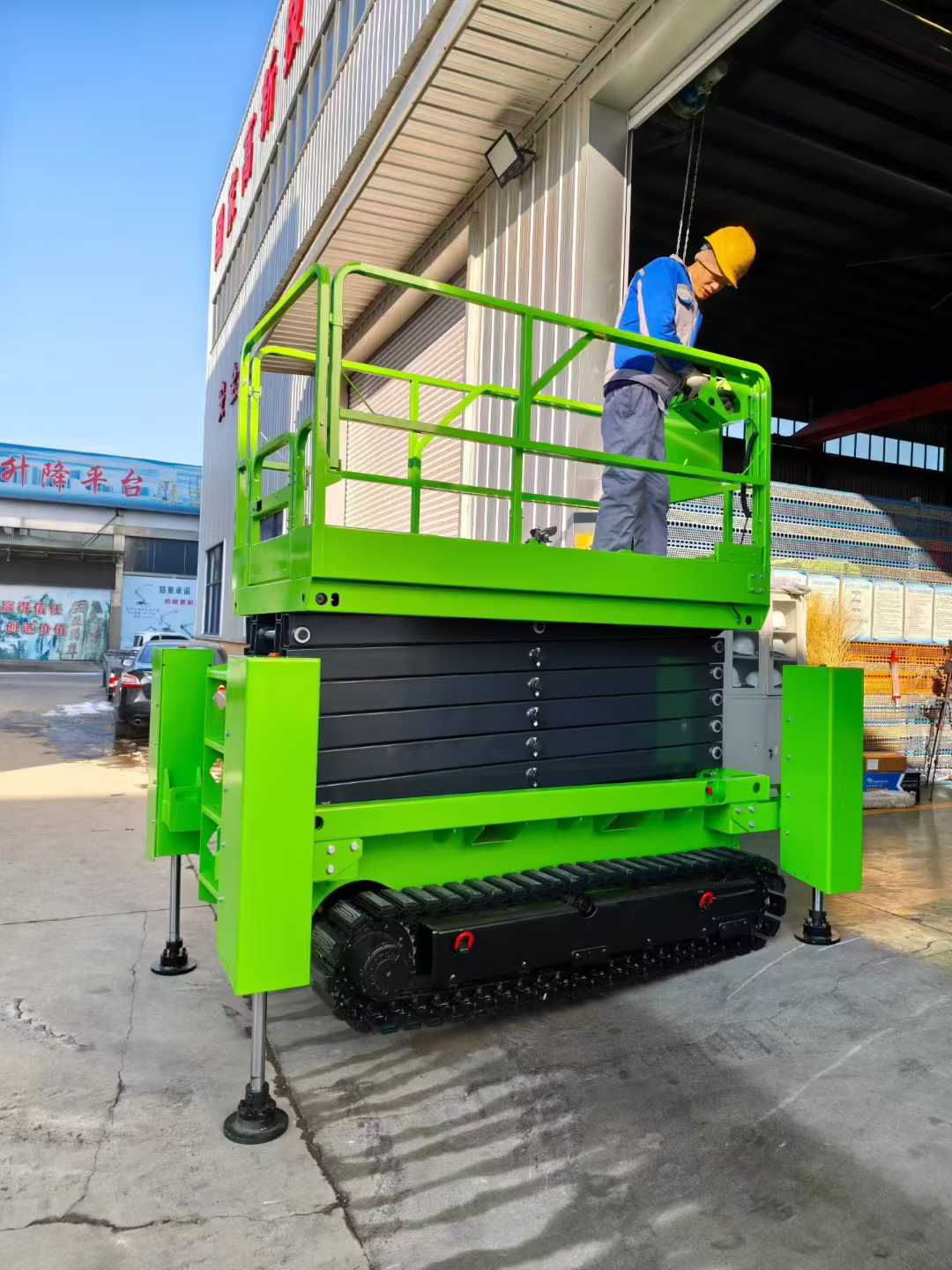 رافعة مفصلية مدمجة تعمل بالبطا - مراجعة Compact Crawler Boom Lift وسعره
