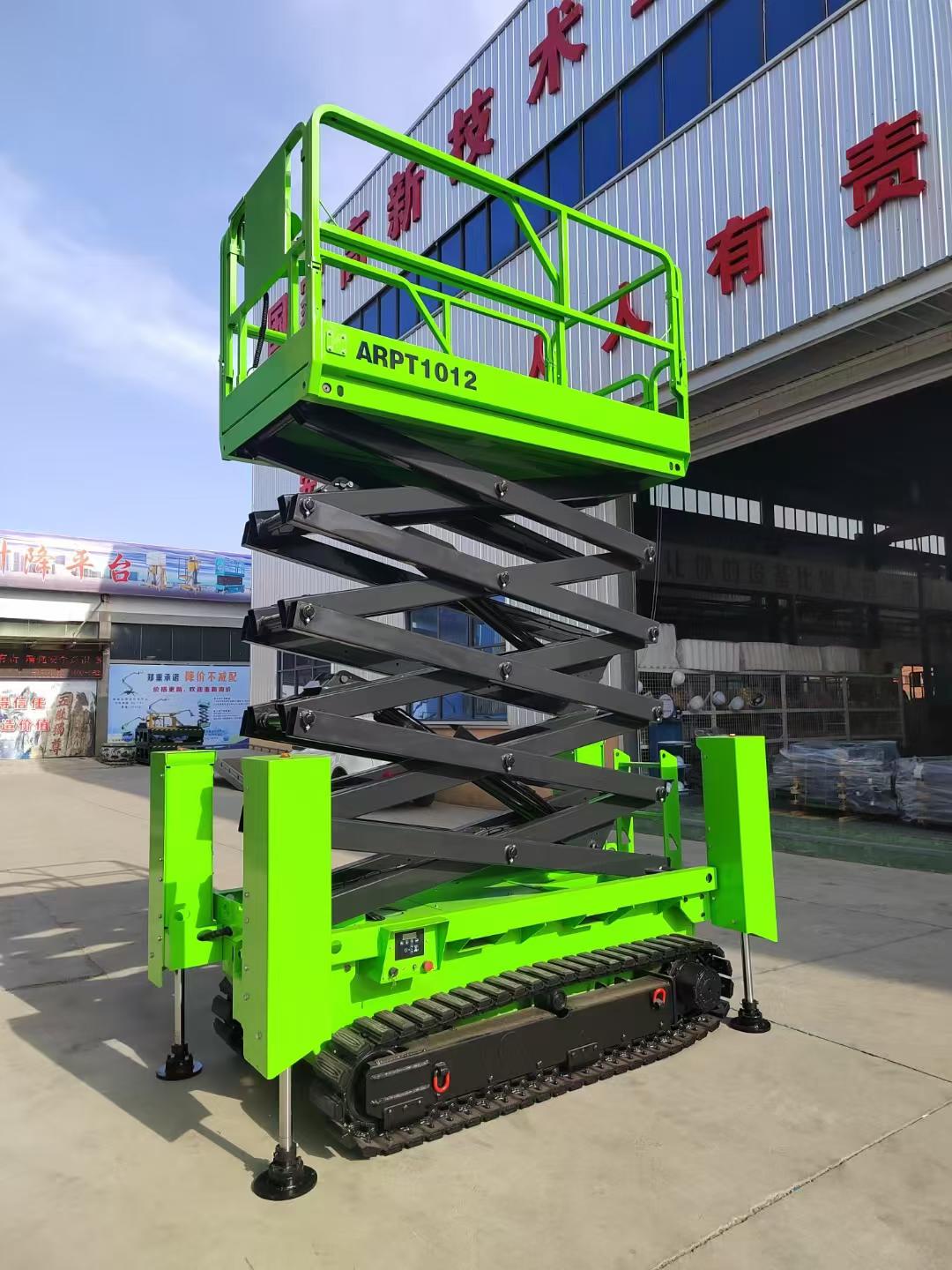 رافعة مفصلية مدمجة تعمل بالبطا - مراجعة Compact Crawler Boom Lift وسعره